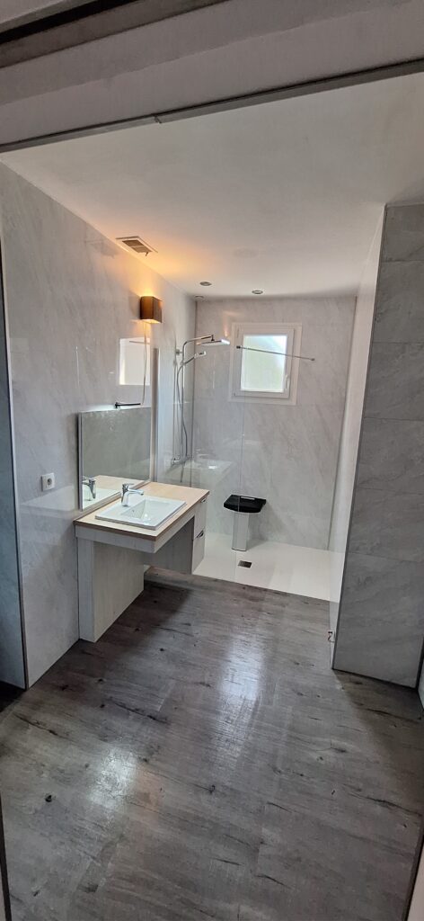 Rénovation pour une salle de bain et un couloir pour un accès PMR
