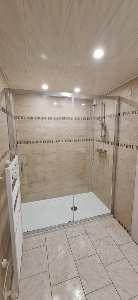 Rénovation d’une salle de bain avec porte coulissante à Courseulles-sur-Mer